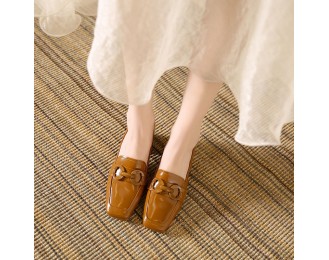 New style French square-toe leather loafers with thick heels, retro British style, fashionable women's shoes.